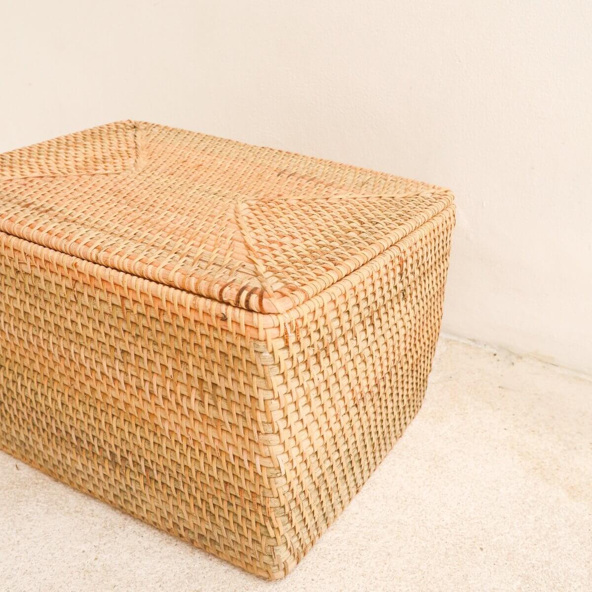 Opbergmand met deksel GRAHA van duurzaam rotan, perfect voor stijlvol opbergen op kantoor of thuis, 100% handgemaakt, plasticvrij.