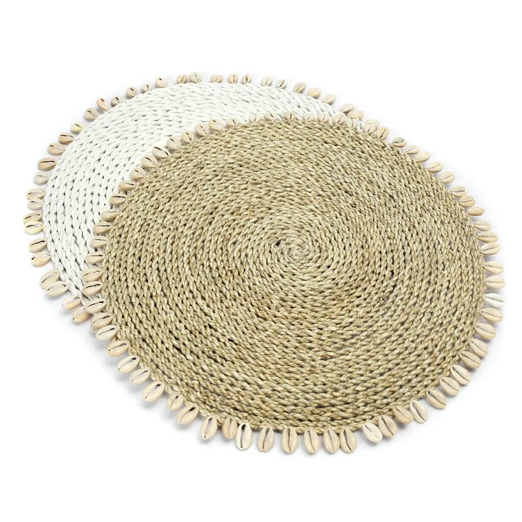 Handgemaakte placemats van zeegras met kauri schelpen, perfect voor boho- en kustinterieurs, binnen of overdekt buiten.