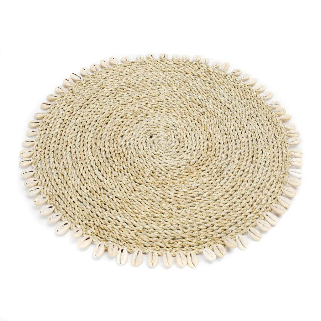 Alt Tag: Placemats van raffia en zeegras met kauri schelpen, perfect voor een boho of kustinterieur. Voeg tropische stijl toe aan je tafel.