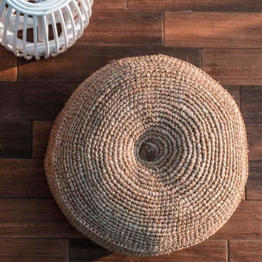 Ronde poef van raffia, robuust en handgemaakt, ideale zitplaats of voetsteun. Verkrijgbaar in 55 en 65 cm. Eerlijke handel, plasticvrij.