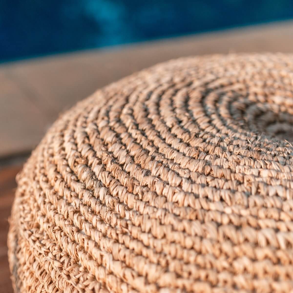 Handgemaakte ronde poef van raffia, natuurlijk design, perfect als comfortabele zitplaats in de woonkamer, verkrijgbaar in 2 maten.