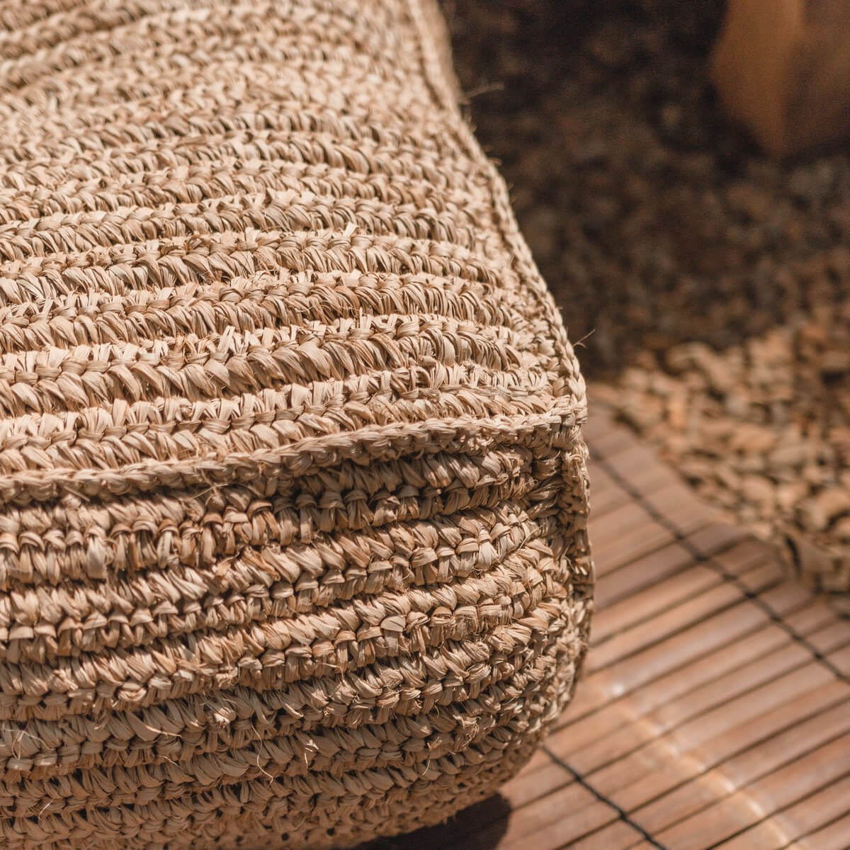Close-up van handgeknoopte raffia zitzak PADAR, 100% handgemaakt en eco-vriendelijk, perfect voor comfortabele zitplaatsen.