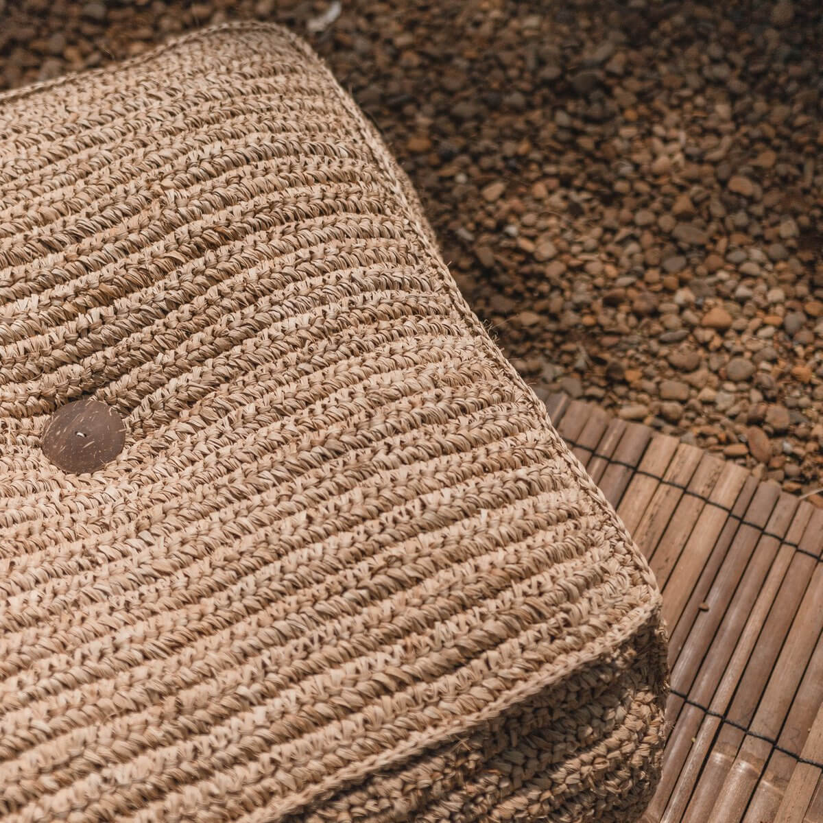 Handgemaakte Padar zitzak van raffia voor een natuurlijke look, ideale keuze voor comfortabele en decoratieve zitgelegenheid.