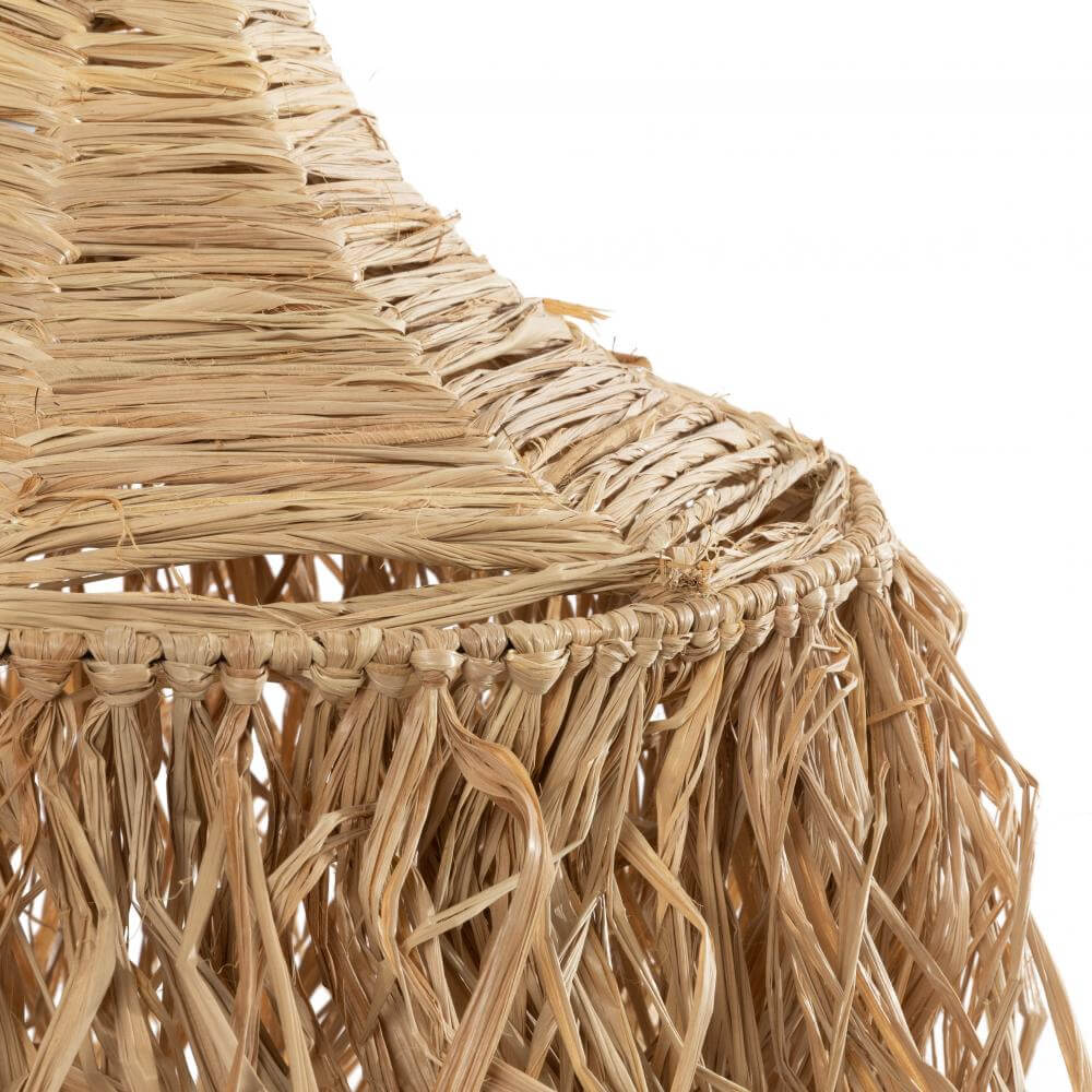 Detail van de Raffia hanglamp Honolulu met natuurlijke rotan afwerking, perfect voor een tropische sfeer binnen of buiten.