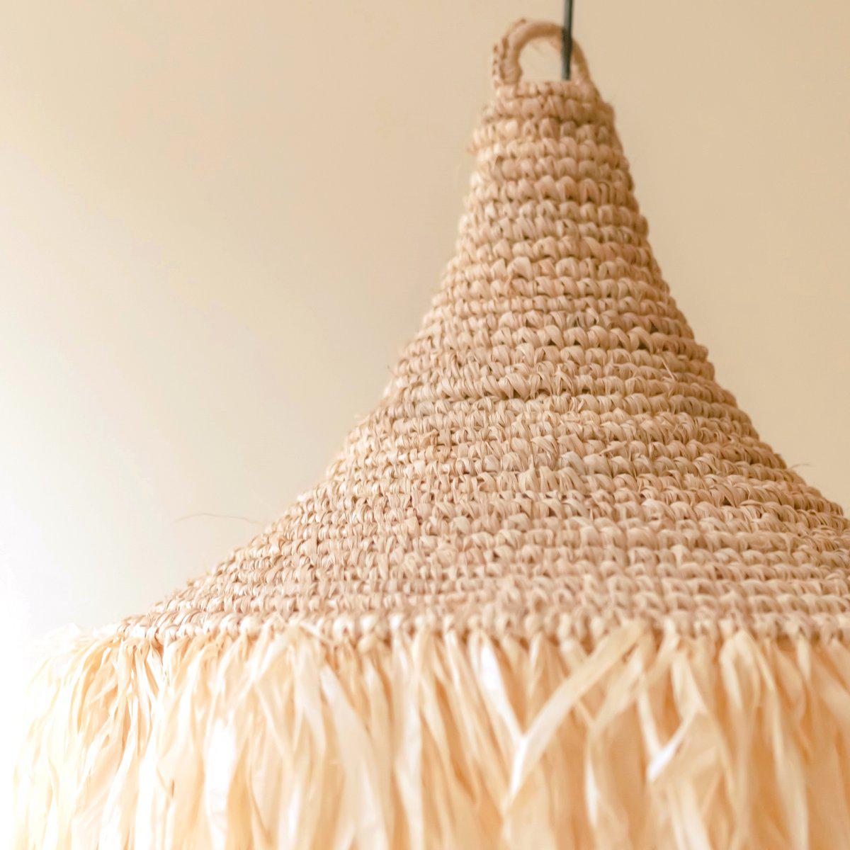 Handgemaakte raffia lampenkap Rumbai met franjes, duurzame en rustgevende verlichting, stijlvolle toevoeging aan je interieur.