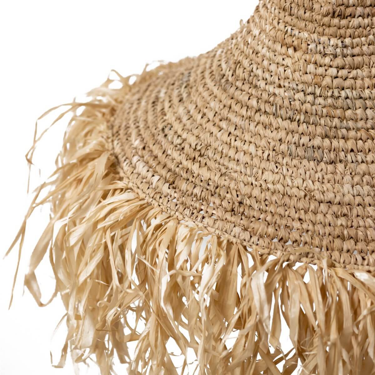 Raffia lampenkap met franjes, duurzaam en handgemaakt, 40 cm doorsnede, verspreidt warm licht patroon, plasticvrije verpakking.