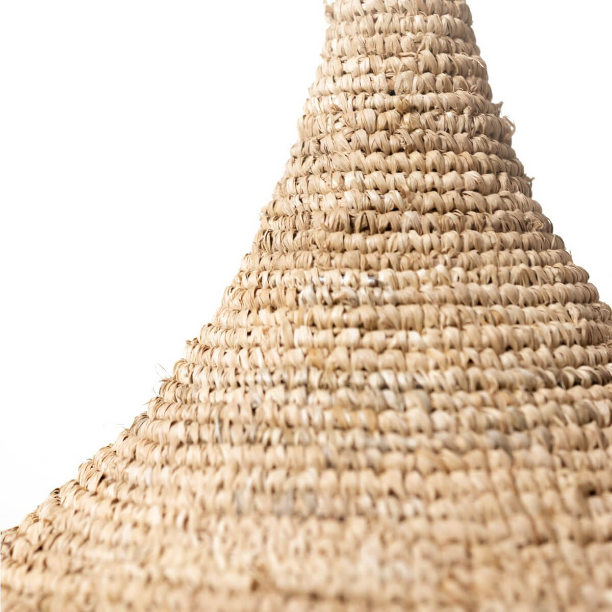 Raffia lampenkap RUMBAI met handgevlochten textuur, 40 cm doorsnede, voor warme lichtpatronen. Plasticvrij en eerlijke handel.