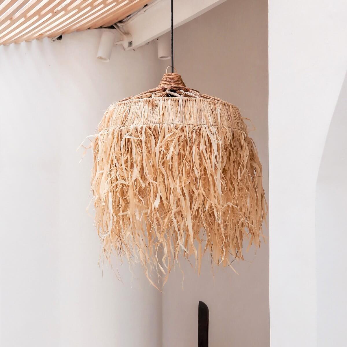Zijaanzicht van raffia lampenkap kawi beige