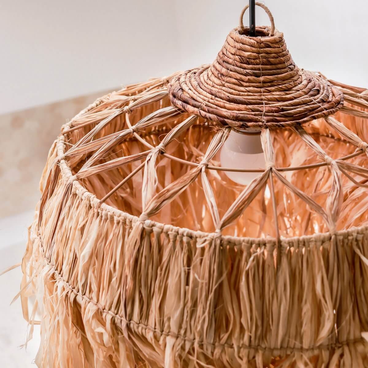 Raffia lampenkap Kawi beige vanuit een andere hoek