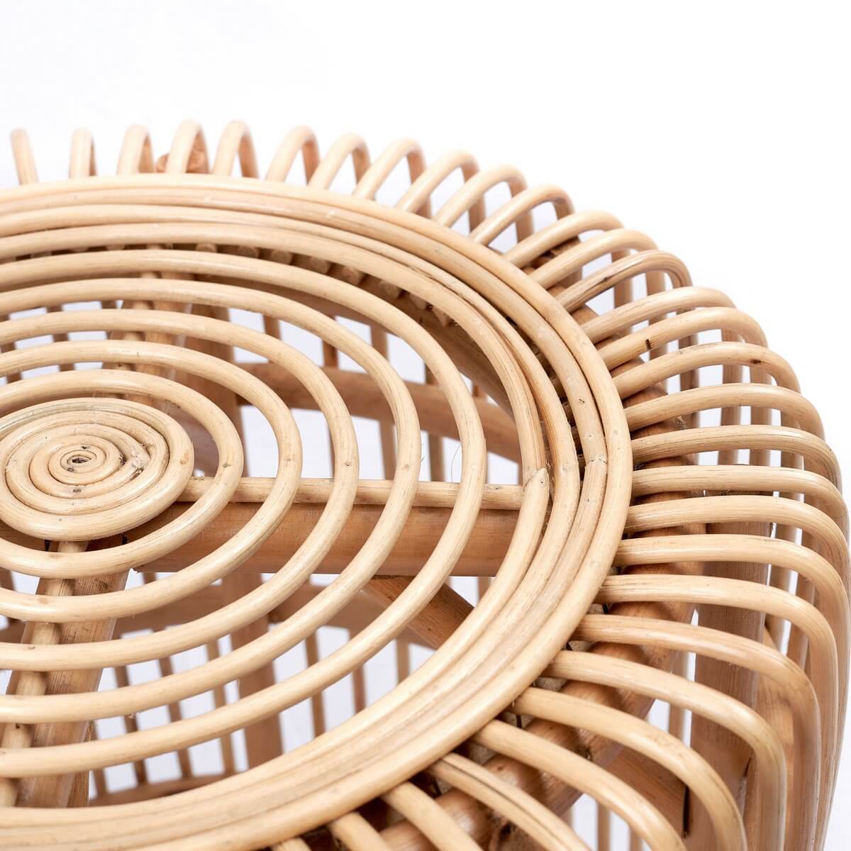 Close-up van rotan bijzettafel ALAMAYA, handgemaakt en duurzaam design, perfect als veelzijdige banktafel voor elk interieur.