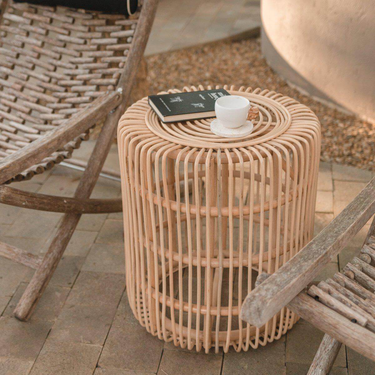 Rotan bijzettafel ALAMAYA met koffie en boekje, duurzame meubelen voor binnen en buiten, handgemaakt en veelzijdig in gebruik.