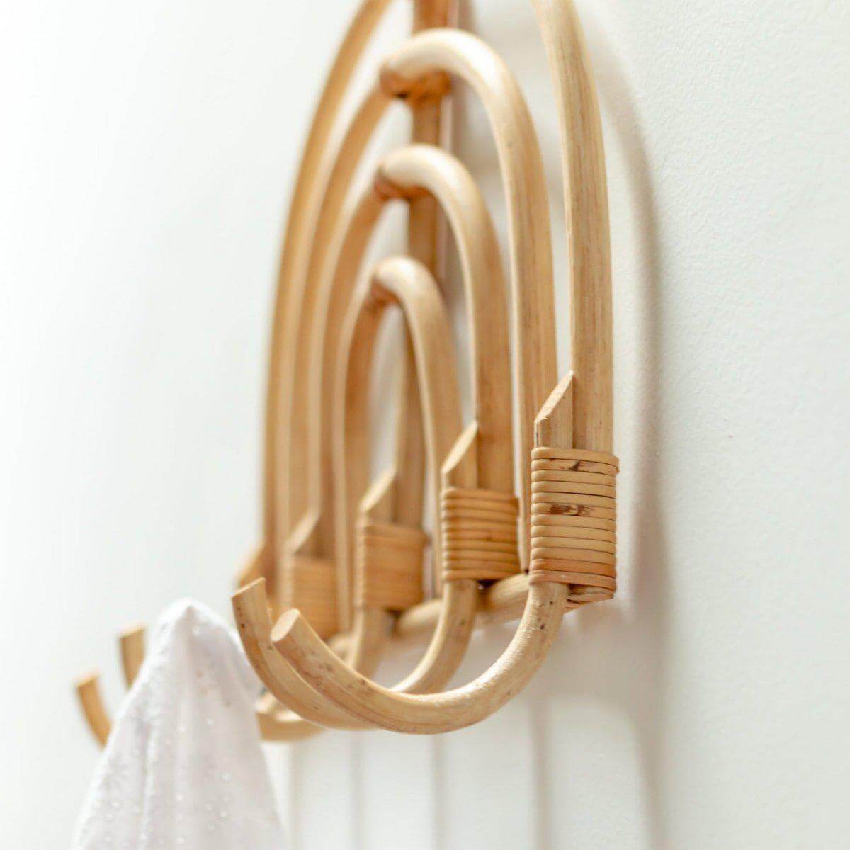 Rotan Kapstok MAKU aan muur met opgehangen doek, handgemaakt en duurzaam, ideaal voor hal of slaapkamer, verkrijgbaar in twee maten.