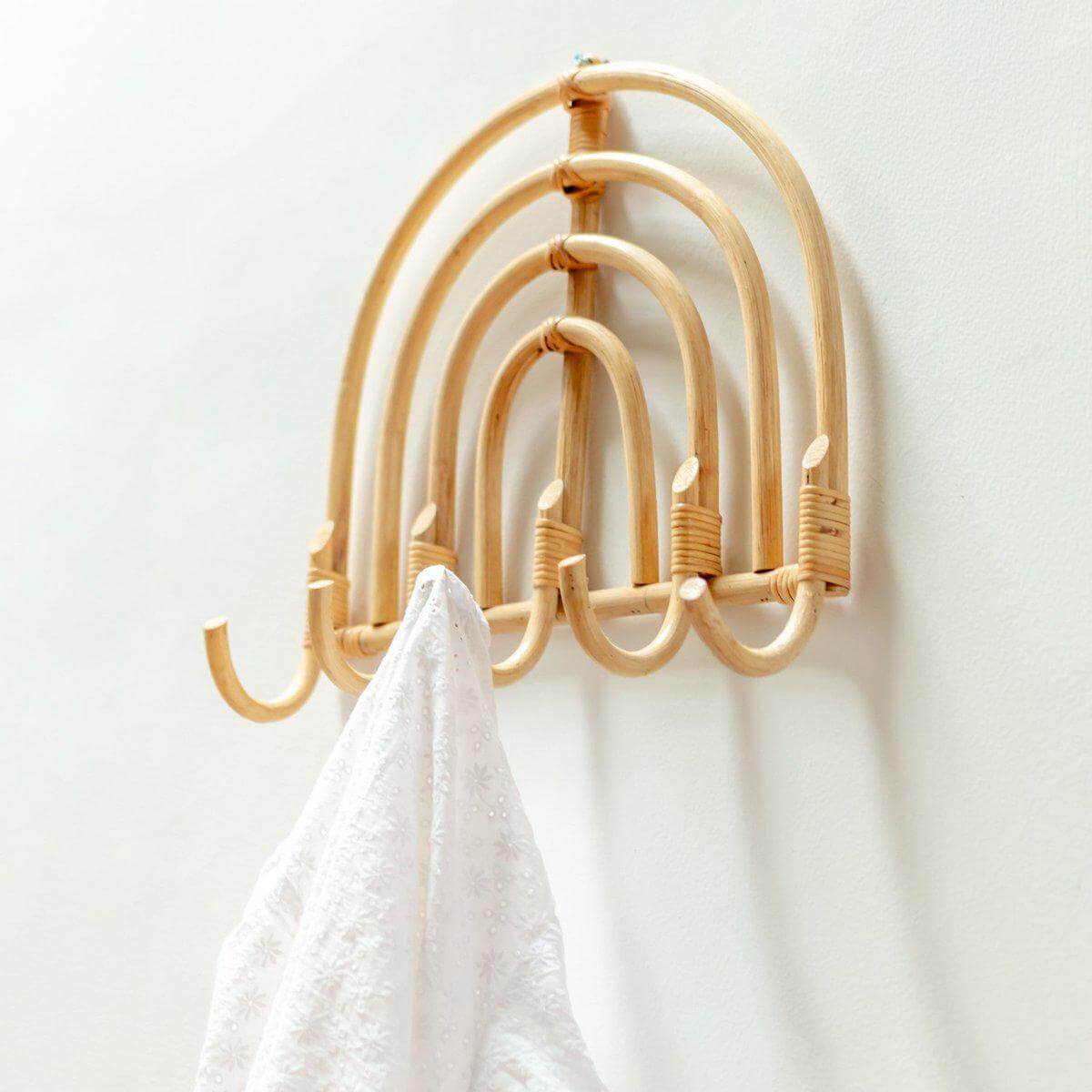 Rotan kapstok Maku aan muur met handdoek, duurzaam, handgemaakt en plasticvrije verpakking, ideaal voor hal of slaapkamer.