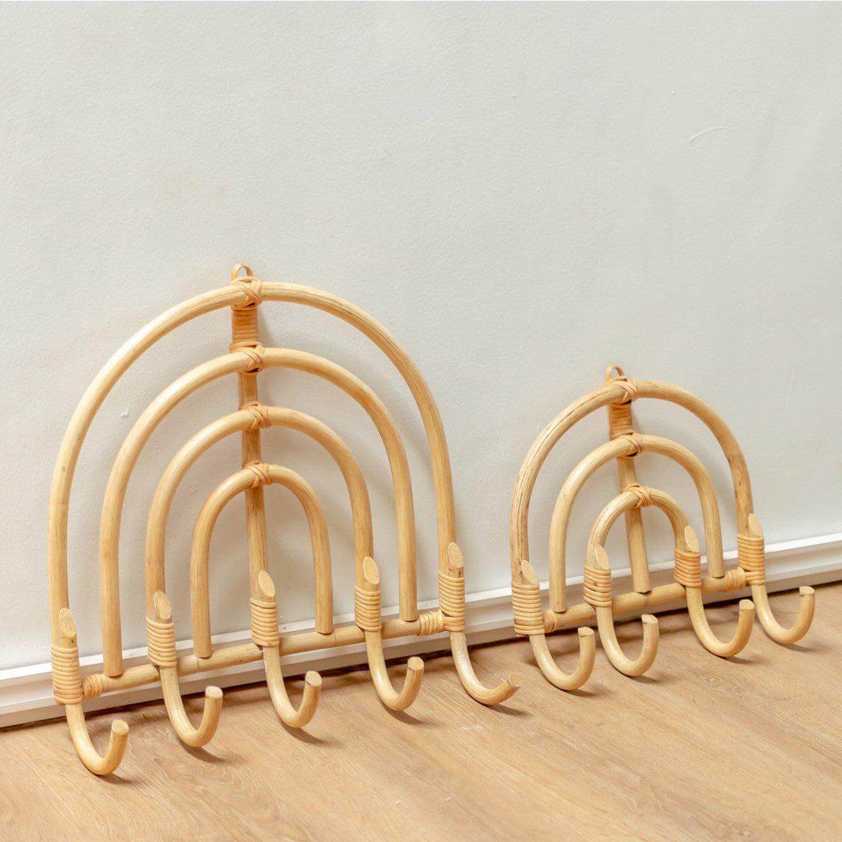 Rotan Kapstok MAKU in twee maten, perfect voor hal of slaapkamer, handgemaakt en duurzaam, ideaal voor jassen en sleutels.
