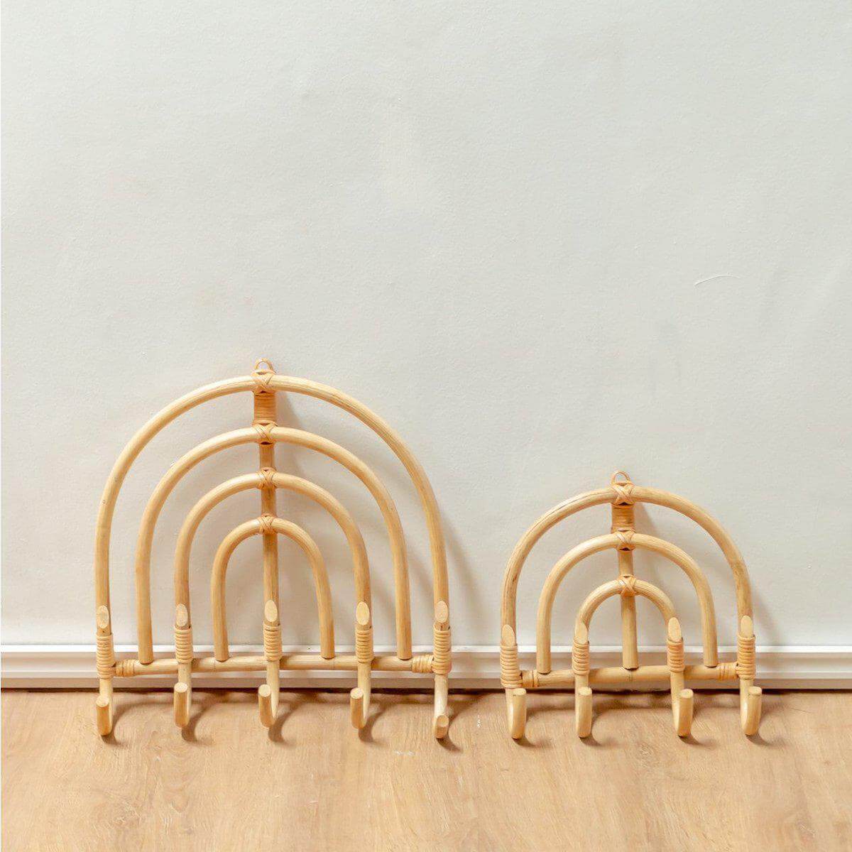 Rotan kapstok Maku in twee maten, ideaal voor hal of slaapkamer; duurzaam, handgemaakt en plasticvrij.
