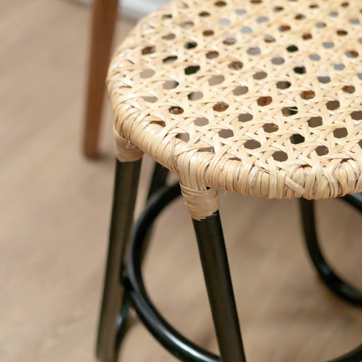 Rotan Kruk KOLAKA zwart, ronde zitting Ø35 cm, geweven zitvlak, minimalistisch design met drie poten, woon- of slaapkamermeubel