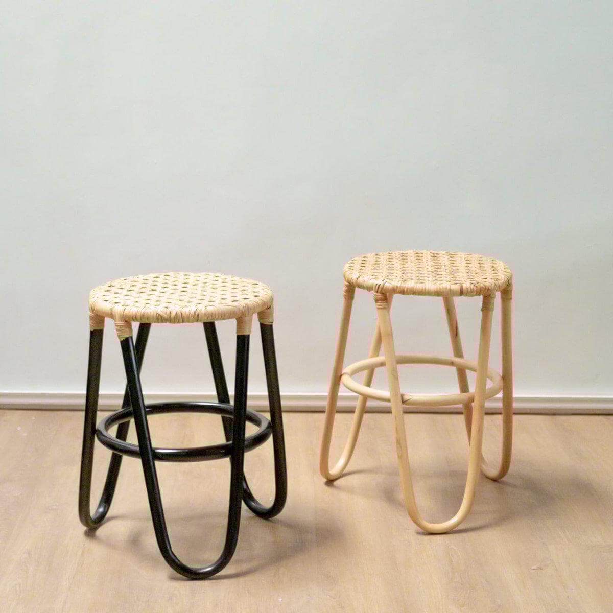 Twee rotan krukken KOLAKA, zwart en naturel, met geweven zitvlak, stijlvolle meubels voor modern interieur.