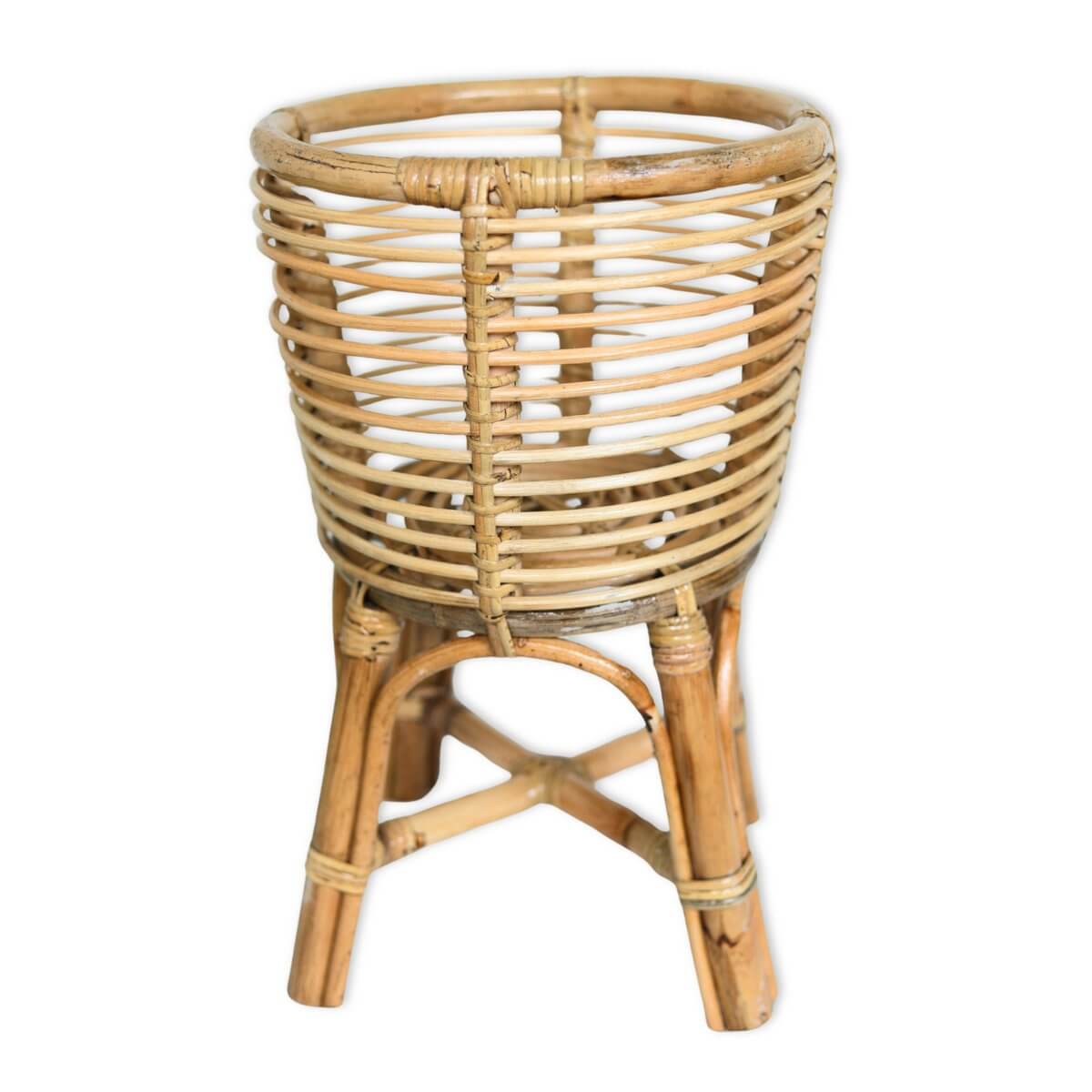 Rotan plantenstandaard voor een boho interieur, geschikt voor potten tot Ø20 cm. Handgemaakt en duurzaam, ideaal voor een natuurlijke uitstraling.