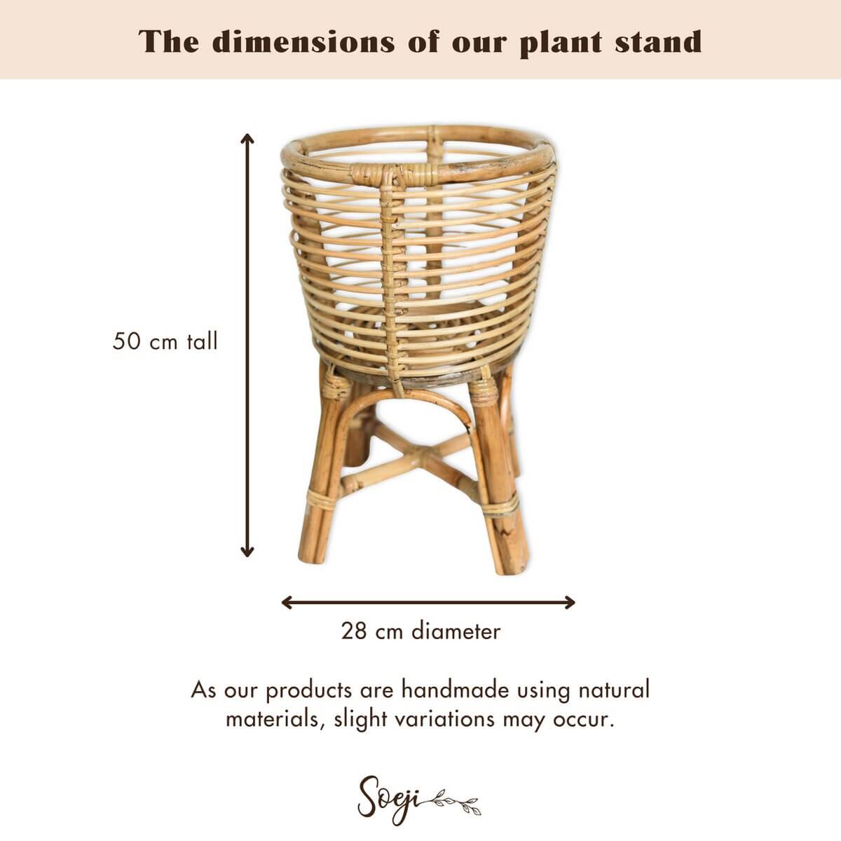 Afbeelding van een 50 cm hoge rotan plantenstandaard met een diameter van 28 cm, ideaal voor stedelijke boho-inrichtingen.