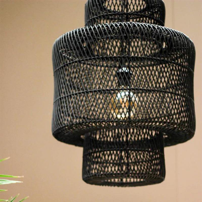 Rotan hanglamp Janine in zwart, moderne en stoere verlichting voor sfeervolle interieurs, gemaakt van duurzame materialen.