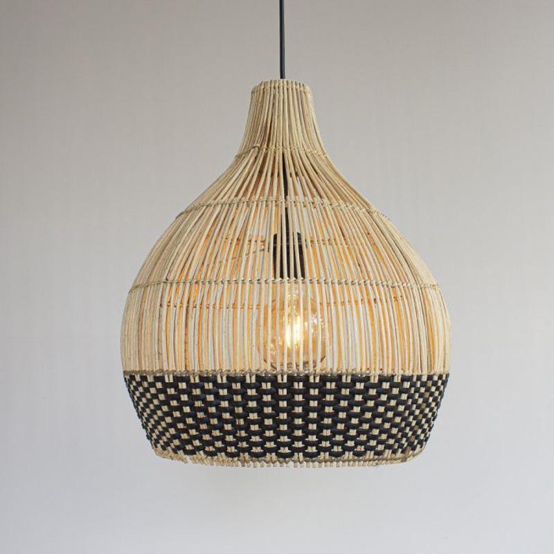 Rotan hanglamp Lex met zwart accent, perfecte keuze voor een stoere en gezellige sfeer boven de eettafel of zithoek.