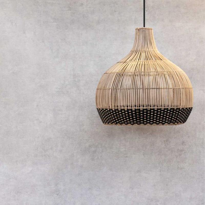 Rotan hanglamp Lex met zwart accent; duurzame sfeermaker voor boven de eettafel of zithoek. Perfect voor een frisse look.