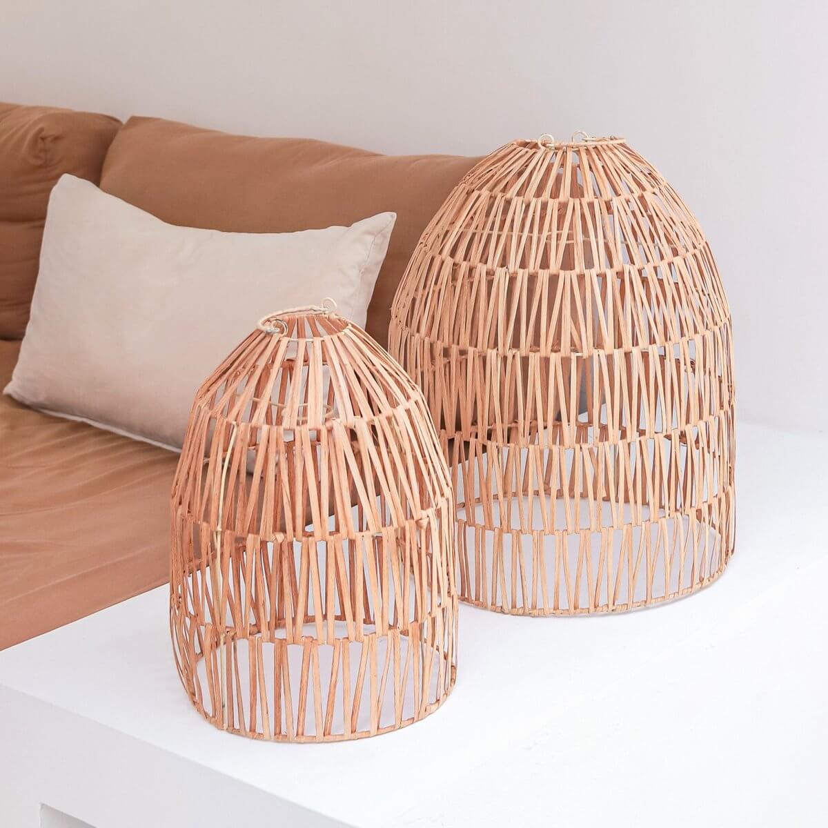 Rotan hanglamp Maluka in twee maten voor boho-interieur, handgemaakt en duurzaam, werpt warme lichtpatronen, zonder plastic verpakking.