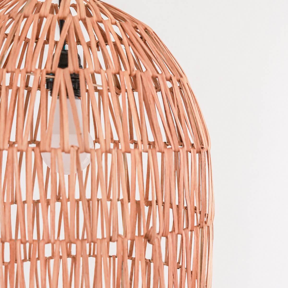 Rotan hanglamp MALUKA in warme patronen, duurzaam en handgemaakt voor een boho-stijl interieur, verkrijgbaar in twee maten.