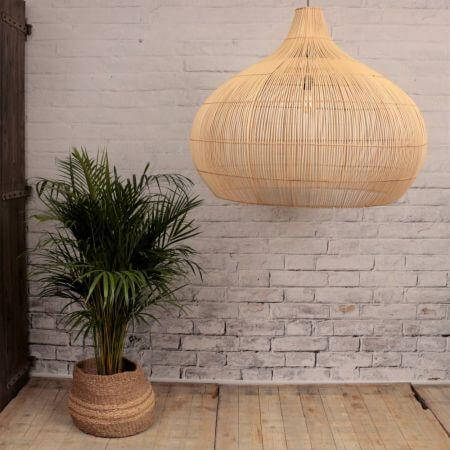 Rotan hanglamp Max in een bohemian interieur met plant voor sfeervolle verlichting.