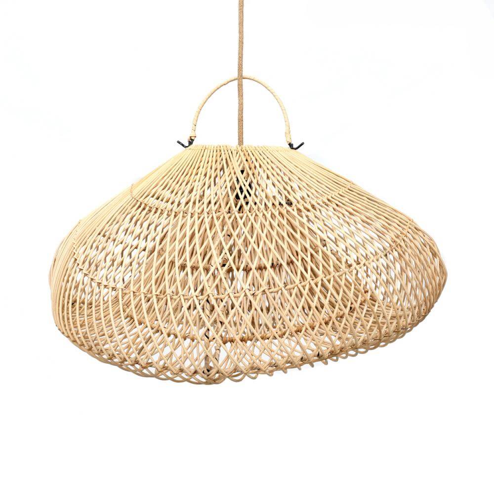 Handgemaakte rotan hanglamp in wolkvorm voor boho chic interieur, geschikt voor elke kamer.