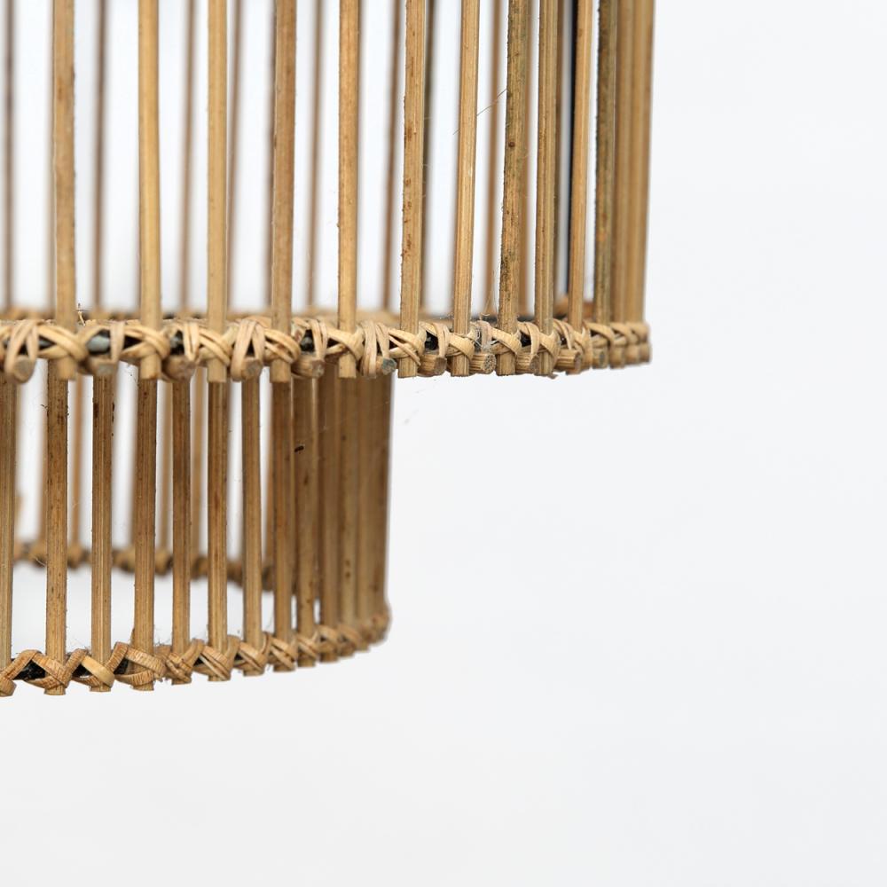 Detail van handgemaakte rotan hanglamp "The Colonial" met bohemian uitstraling voor slaapkamer of terras.
