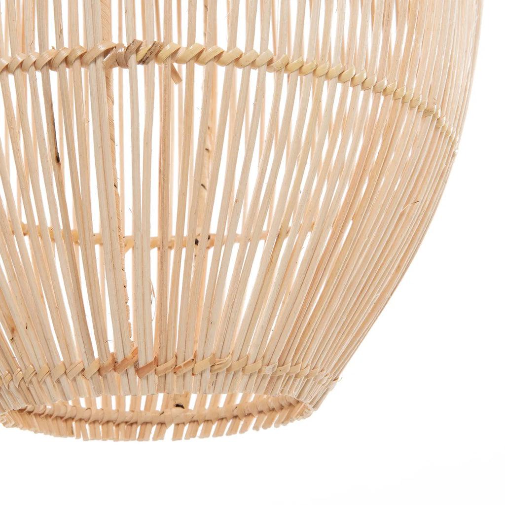 Rotan hanglamp The Zuri, klokvormig design, sfeervolle lichtstrepen voor woonkamer of keuken, verkrijgbaar in drie maten.