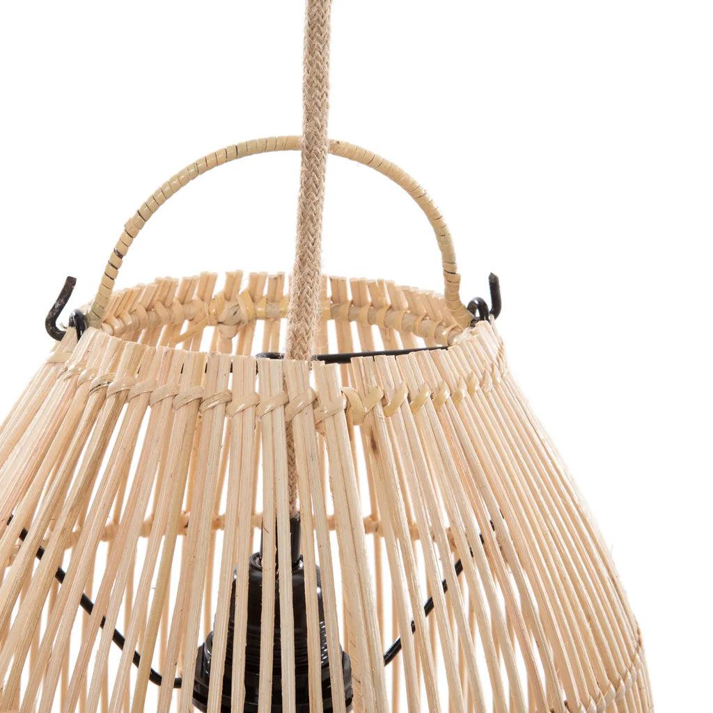 Rotan hanglamp "The Zuri" met klokvormig design en duurzaam materiaal, perfect voor sfeerverlichting in huis.