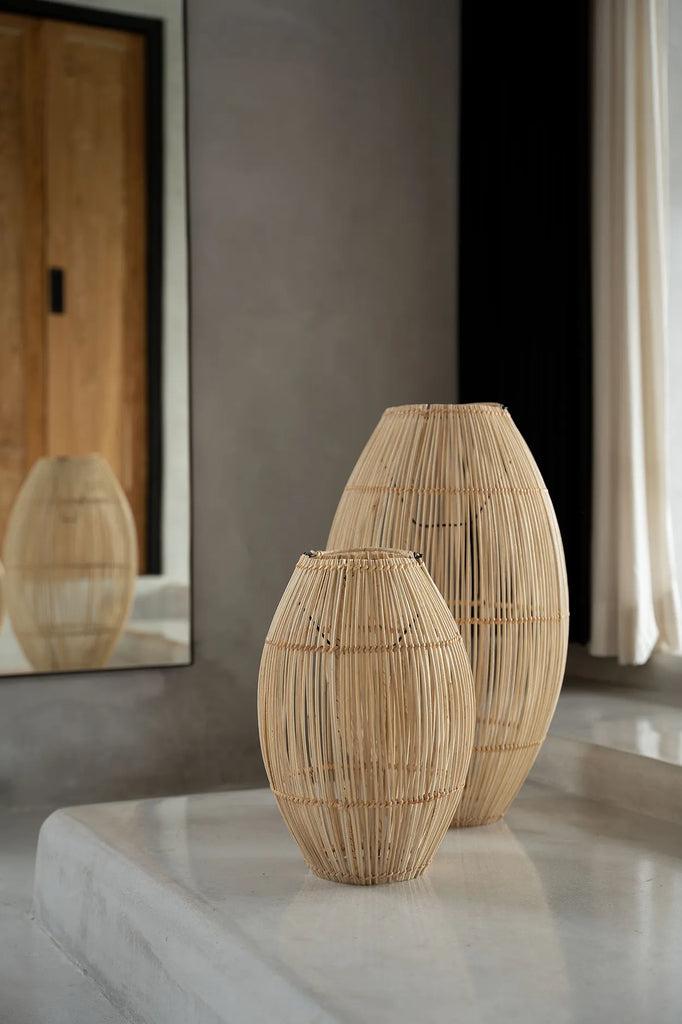 Rotan hanglamp The Zuri als decoratieve lampen op een vloer, perfecte sfeermakers voor woonkamer of keuken, duurzaam en stijlvol ontwerp.