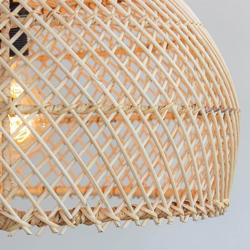 Rotan hanglamp Debby met warm licht en bohemian stijl, handgemaakt voor sfeervolle avonden in huis. Duurzame materialen en uniek design.