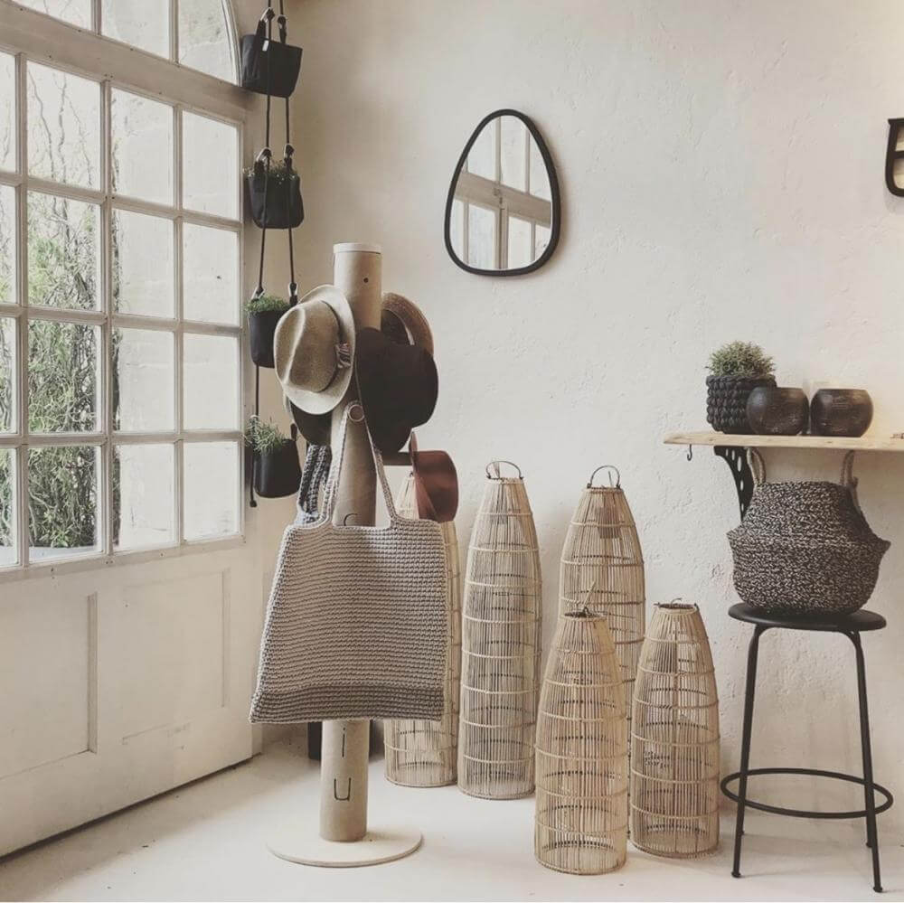 Bohemian interieur met handgemaakte rotan lampen en decoratieve accessoires voor een warme sfeer.