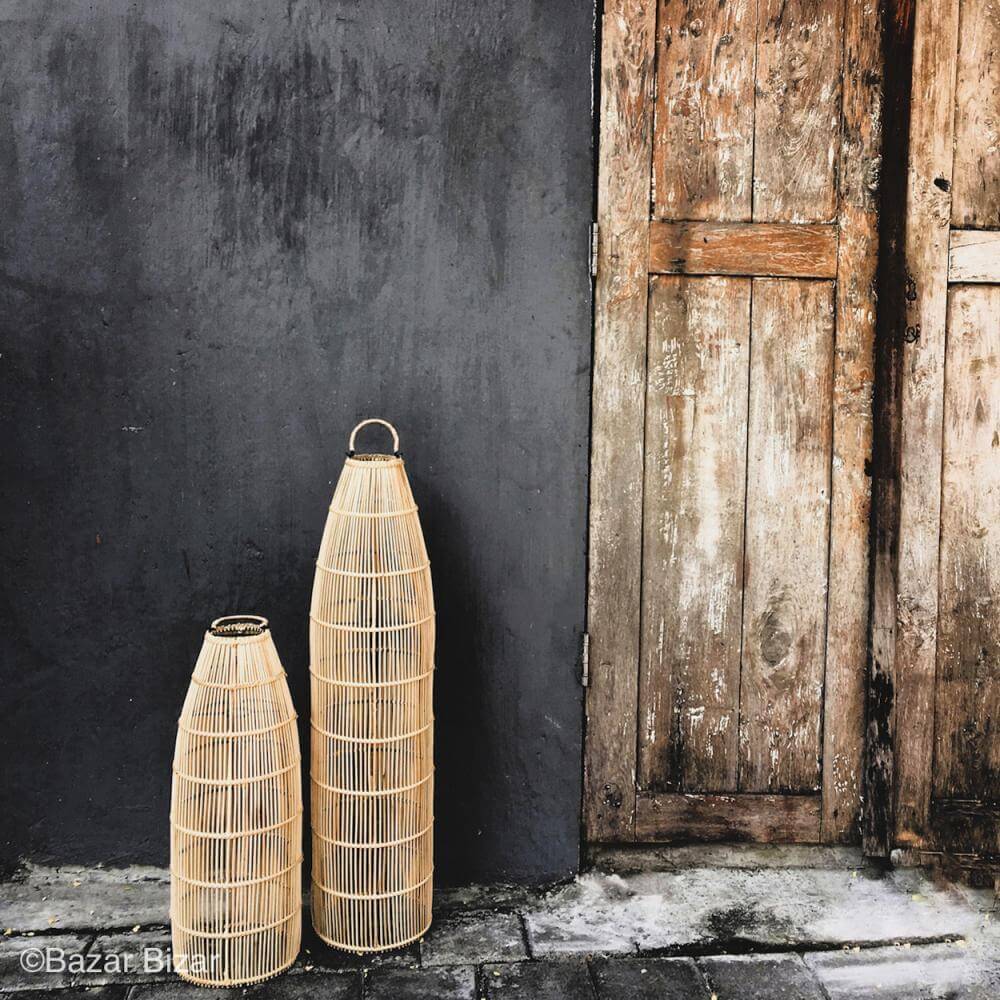Rotan lamp 'The Fish Trap' tegen oude houten deur voor bohemian interieur sfeer.