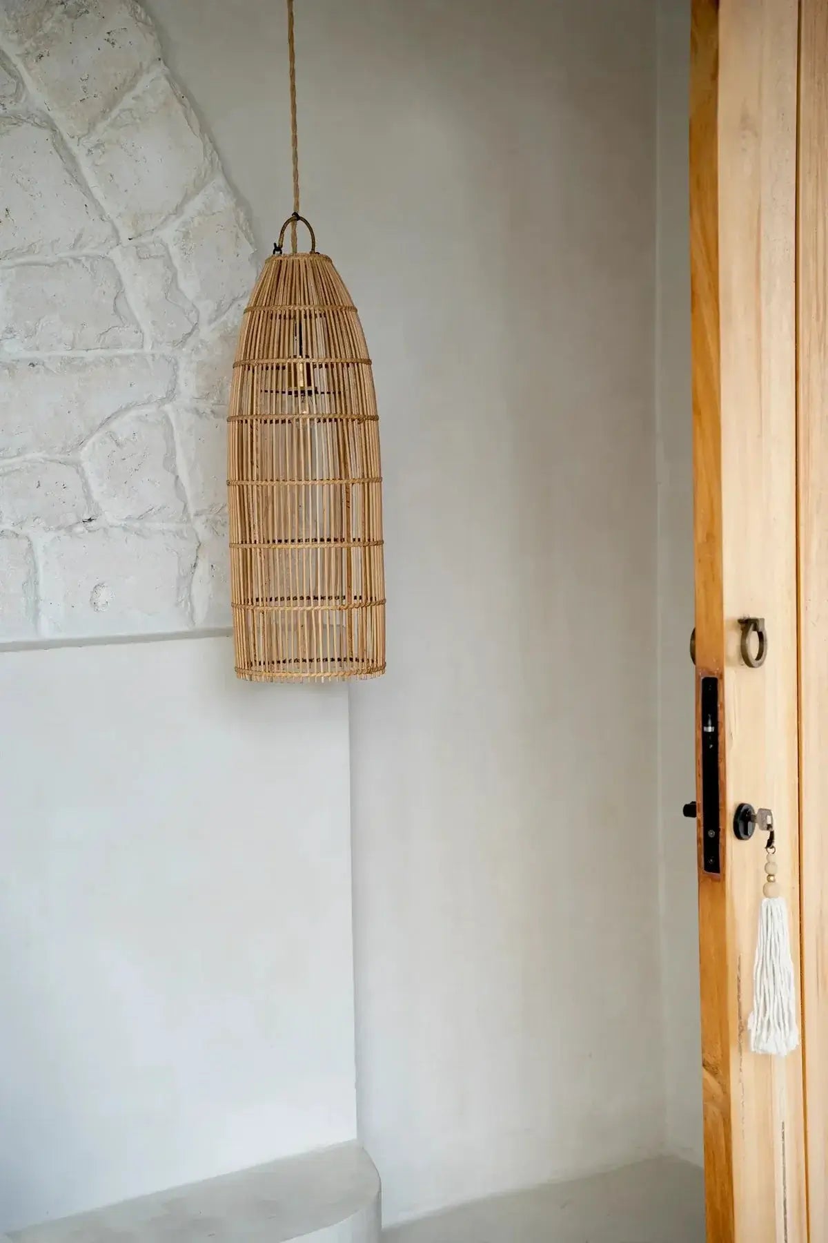 Handgemaakte rotan hanglamp 'The Fish Trap' voor bohemian vibes in huis interieur.