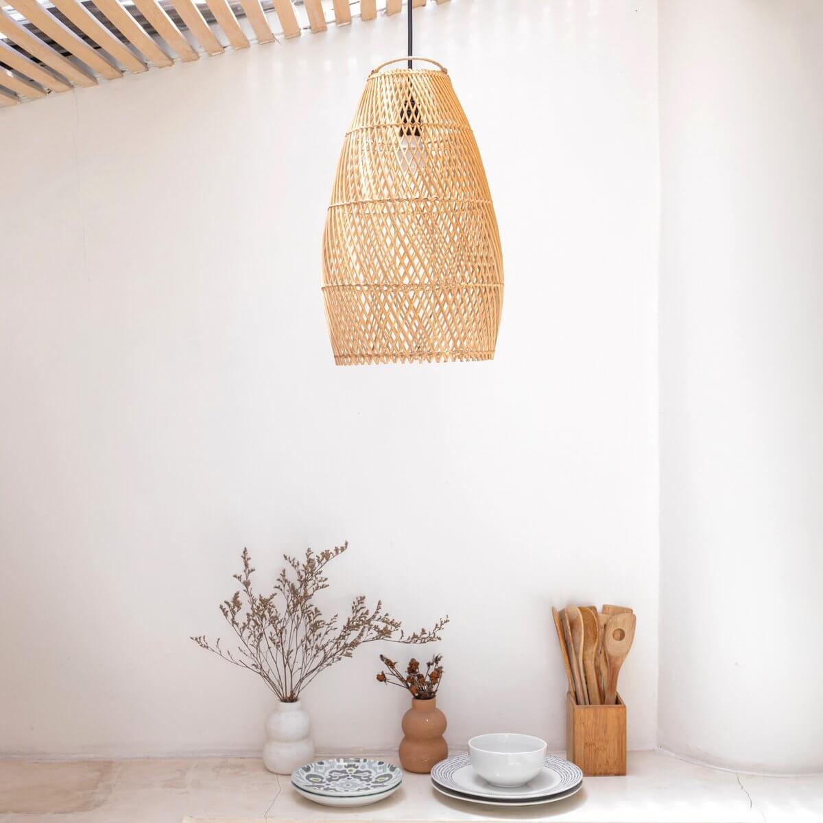 Rotan plafondlamp Boho lampenkap TABUNG in stijlvolle eetkamer