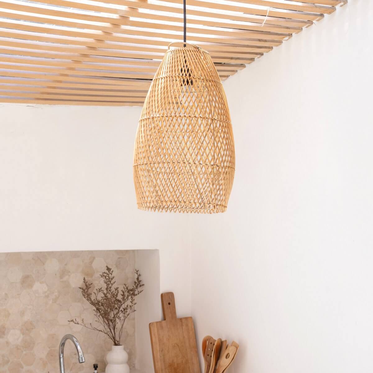 Hangende rotan plafondlamp Boho lampenkap TABUNG, handgemaakt en duurzame verlichting voor een sfeervolle keuken.