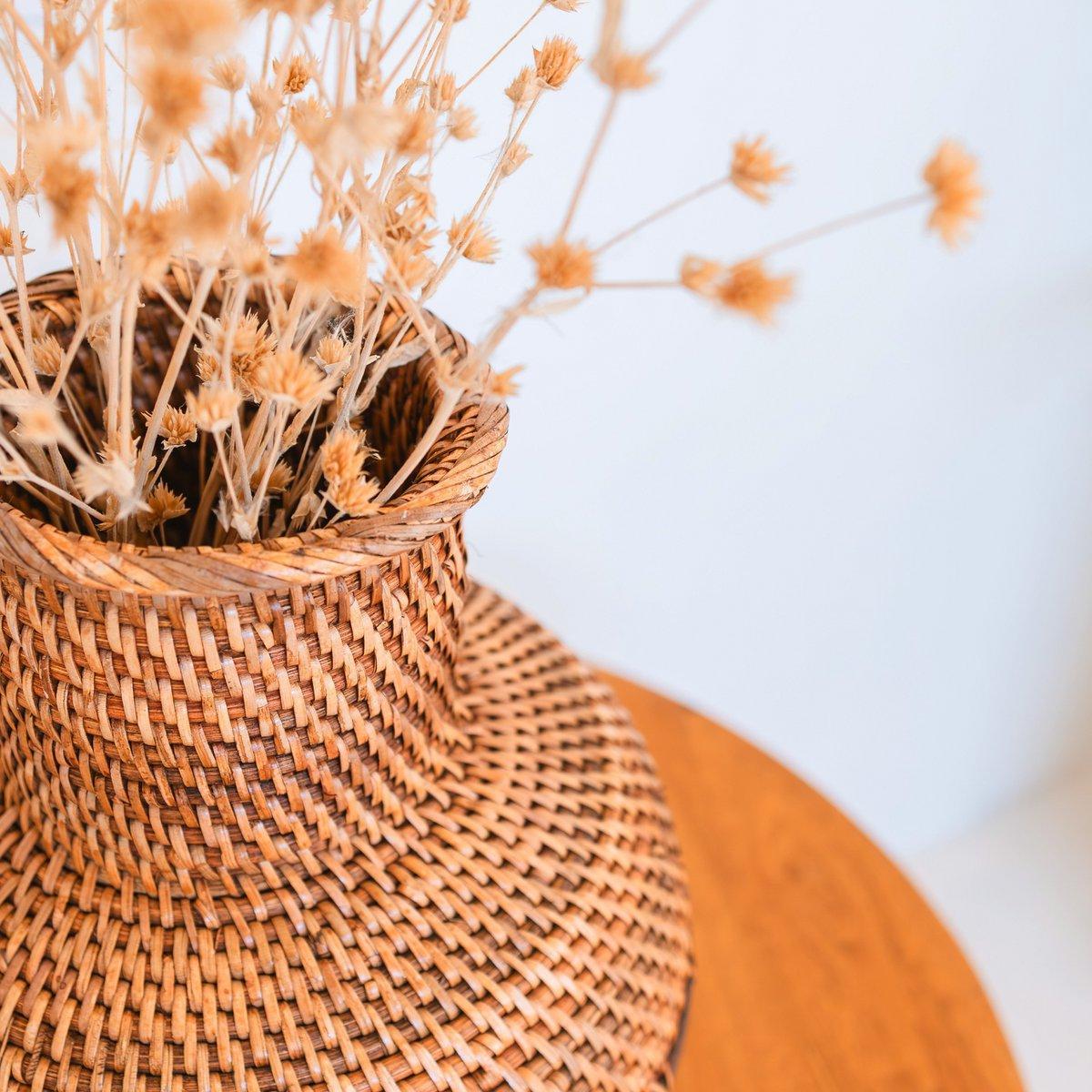 Rotan vaas – houten vaas – vaas voor gedroogde bloemen – kleine rotan vaas – Boho decor vaas gemaakt van geweven rotan en hout (Ø 22 cm) KAMARI bruin-vazen-Soeji-Ik Hout ervan.