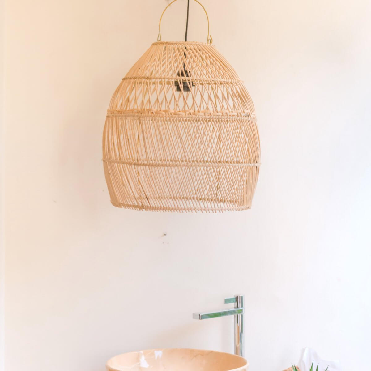Rotanlamp SEMINYAK boven wastafel, minimalistisch boho design, 40 cm breed, 50 cm hoog, handgemaakt en duurzaam.