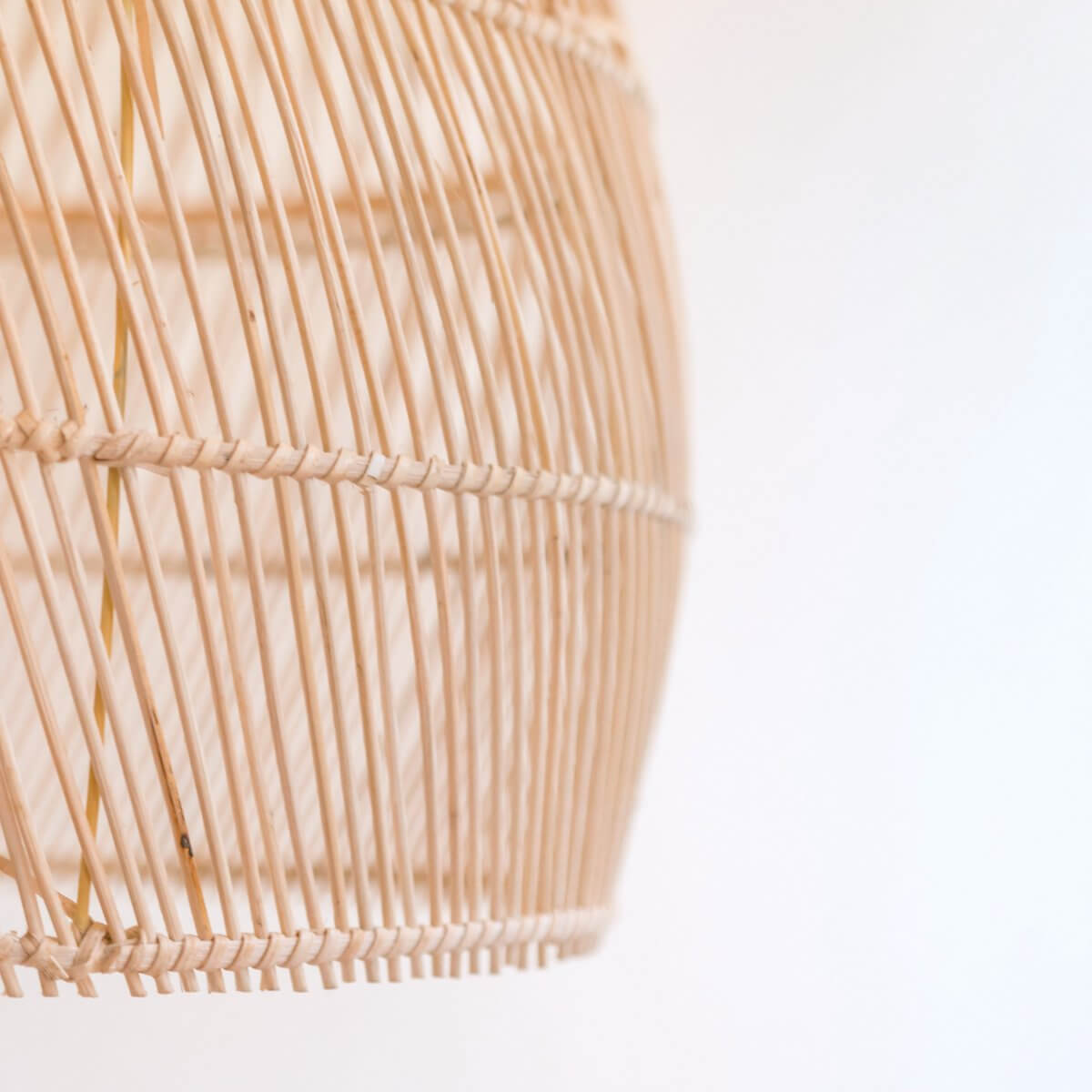 Rotanlamp Seminyak met rustgevend patroon, handgemaakt van duurzaam rotan, toont zijn boho chic design zonder plastic verpakking.
