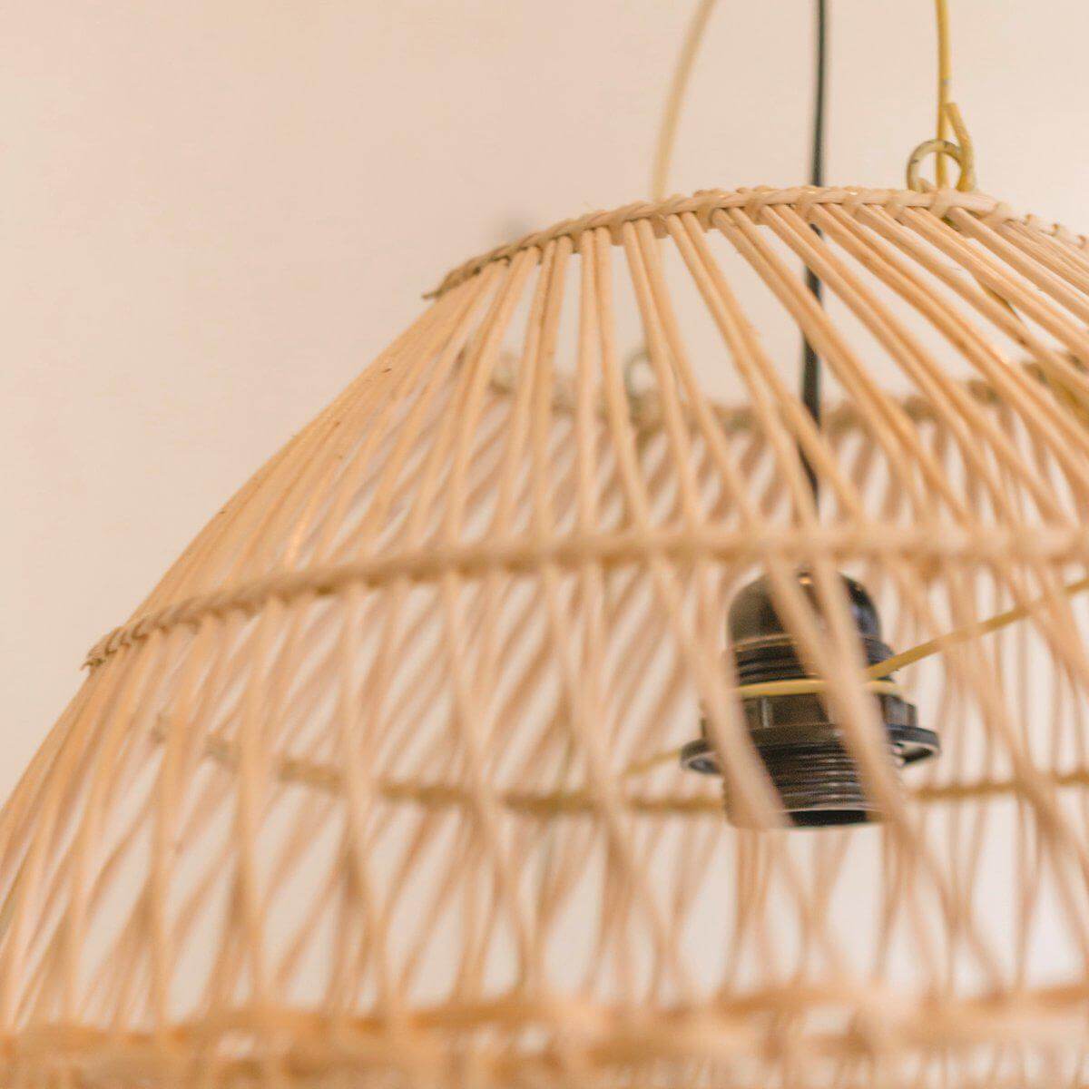 Rotanlamp SEMINYAK, 100% handgemaakt met duurzaam rotan, 40 cm breed, 50 cm hoog, creëert warme patronen, minimalistisch design.