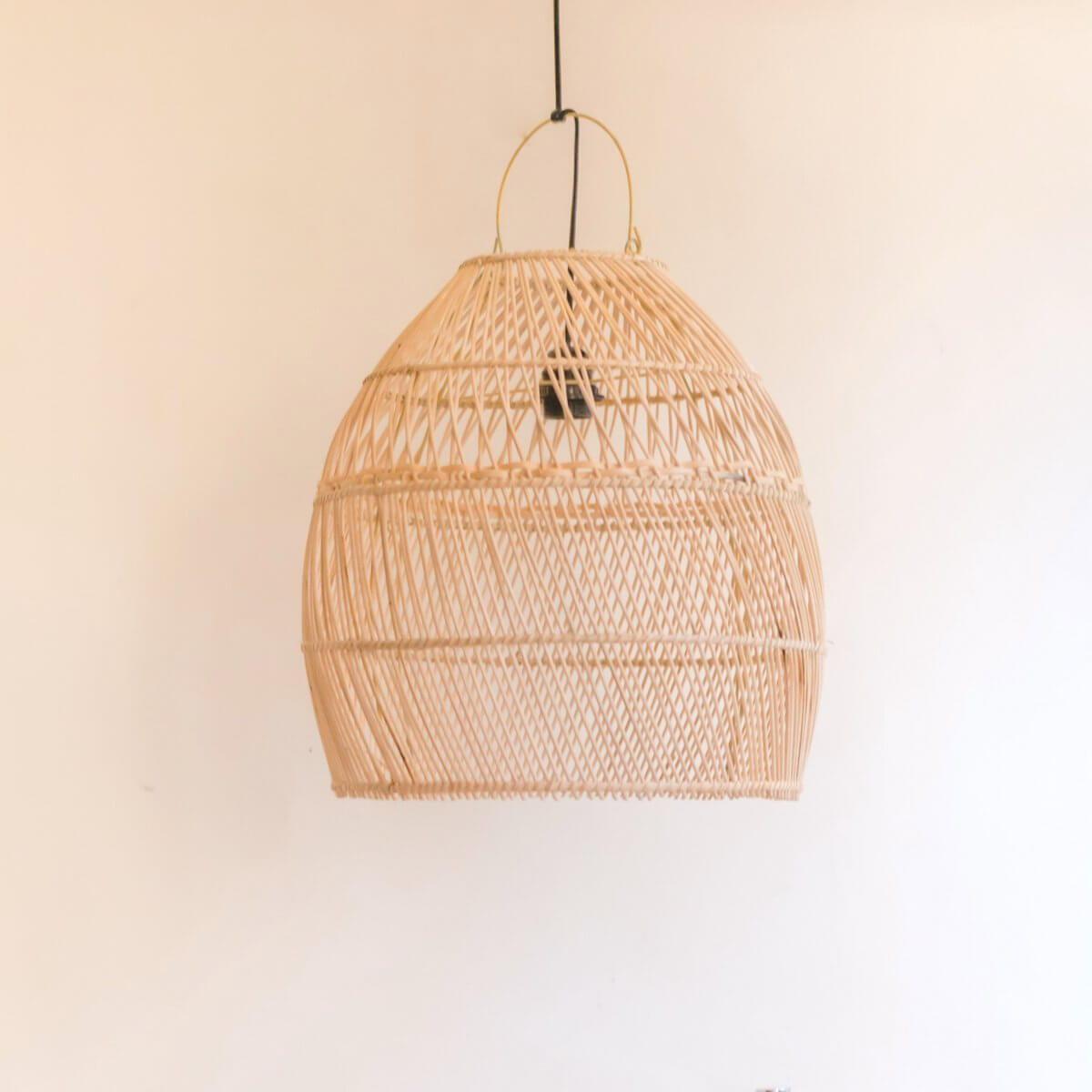 Rotanlamp SEMINYAK met een minimalistisch ontwerp van duurzaam rotan, 40 cm doorsnede, 50 cm hoog, voor een rustgevende ambiance.