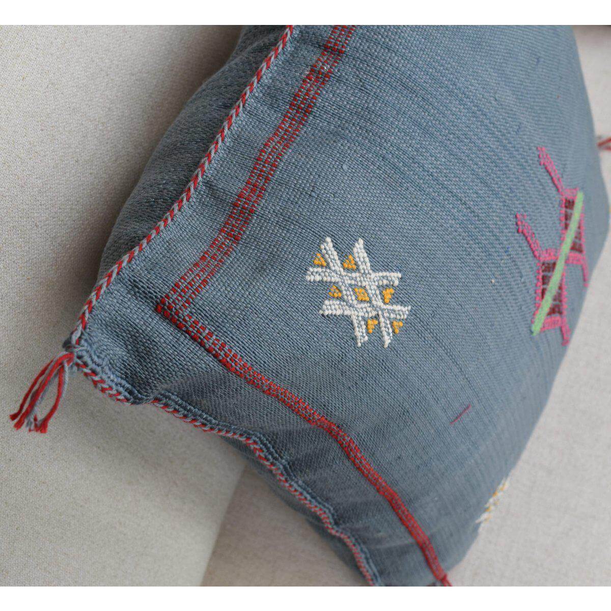 Bohemian Sabra kussen in blauw met kleurrijke patronen en natuurlijke verf, perfecte Ibiza sfeer voor binnen en buiten.