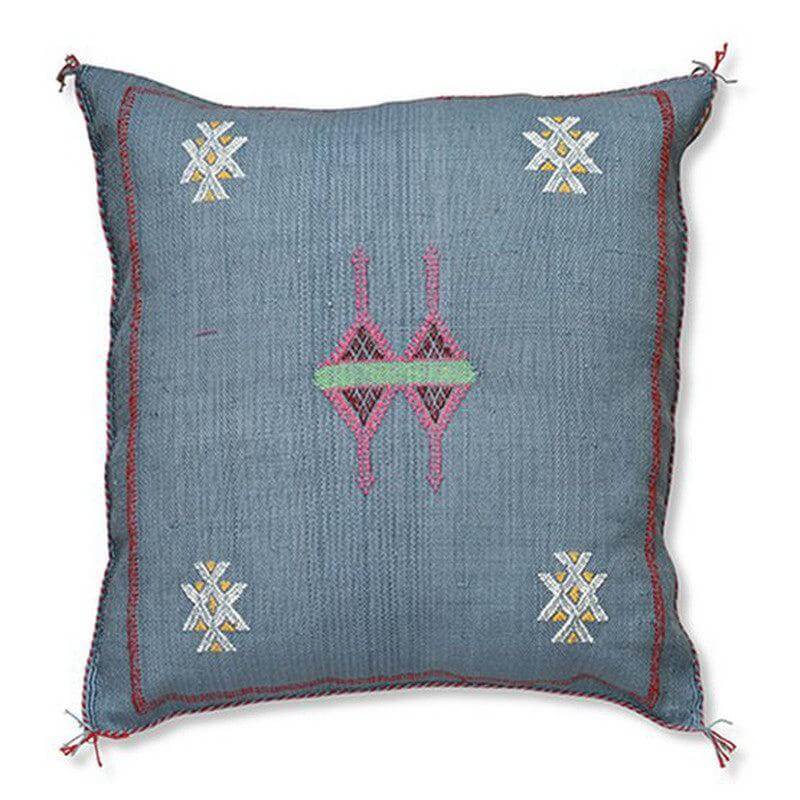 Stijlvol blauw sabra kussen met bohemian patronen, ideaal voor binnen en buiten. Voeg een 'Ibiza' sfeer toe aan je interieur.