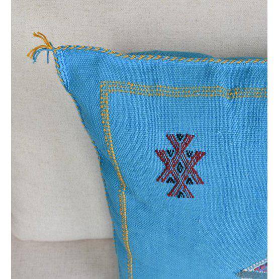 Blauw Sabra kussen met bohemian patroon in rustige tinten, perfect voor binnen of buiten voor een Ibiza sfeer.