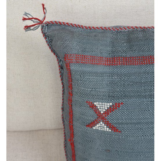 Bohemian Sabra kussen met blauw en rood patroon, ideaal voor een Ibiza sfeer in de tuin of binnenhuis met natuurlijke stijl.