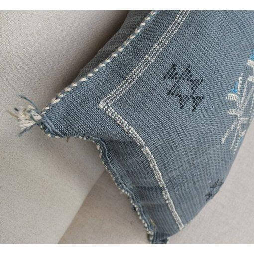 Stijlvolle blauwe Sabra kussen met bohemian patronen voor een Ibiza sfeer, perfect voor binnen en tuin met natuurlijke verfstoffen.